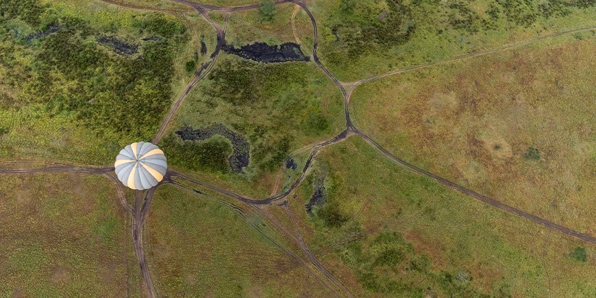 Luchtballon van bovenaf gezien op de Serengeti